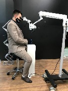 Работа за микроскопом на стуле-седле Bestool на выставке Dental Expo в апреле 2021